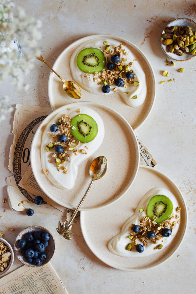 Yoghurt with kiwi, blueberries, granola and pistachio
